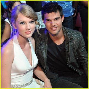 Taylor Swift & Taylor Lautner Reunite at Teen Choice Awards