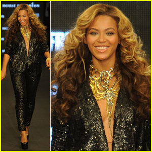 Beyonce: House of Dereon Fashion Show With Mom Tina!