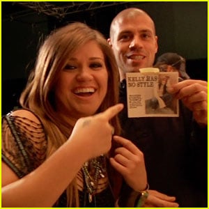 Kelly Clarkson: Making of 'Mr. Know It All' Video!