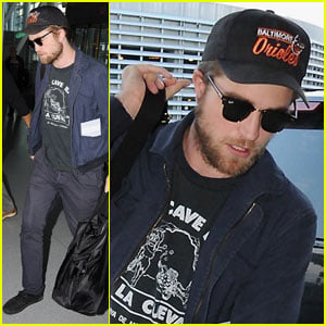 Robert Pattinson Takes Off From Toronto