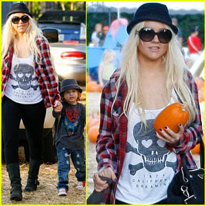 Christina Aguilera: Pumpkin Patch with Max!