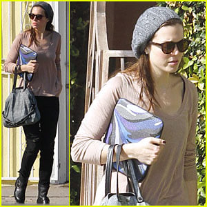 Mandy Moore Picks Up Lunch in L.A.