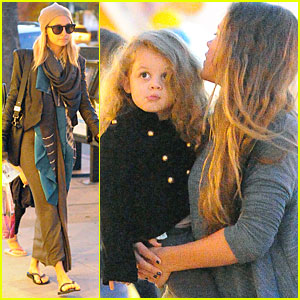Nicole Richie & Harlow: Mommy & Me Manicures!