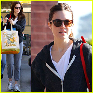Mandy Moore Shops at Mother Earth