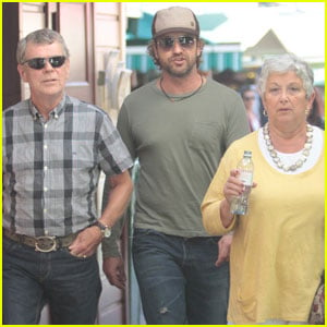 Gerard Butler: Farmers Market Lunch With Parents