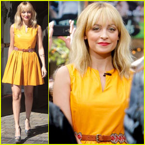 Nicole Richie: 'Extra' at The Grove!