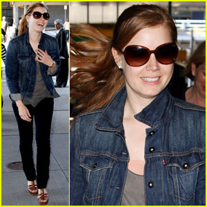 Amy Adams: Airport Smiles!
