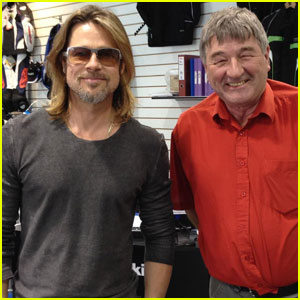 Brad Pitt: Honda Motorcycle Shop Visit!
