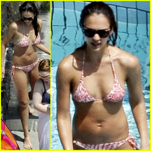 Jessica Alba: Poolside Bikini Time!