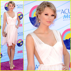 Taylor Swift - Teen Choice Awards 2012 Red Carpet