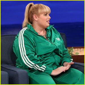 Rebel Wilson Reads Hilarious Note from New Neighbor