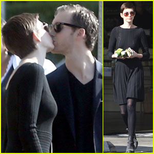 Anne Hathaway & Adam Shulman: Kiss Kiss!