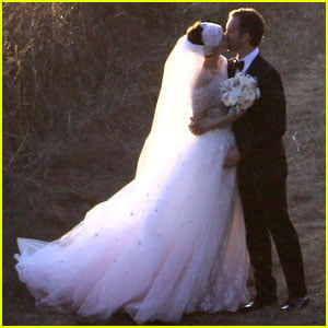Anne Hathaway Wedding Pictures Revealed!