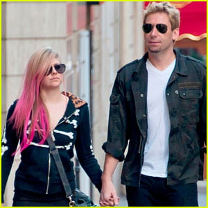 Avril Lavigne & Chad Kroeger: Holding Hands in Paris!