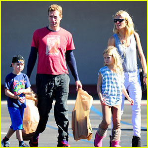 Gwyneth Paltrow & Chris Martin: Toys 'R' Us with the Kids!
