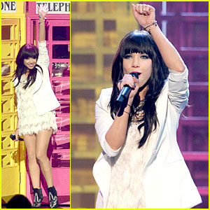 Carly Rae Jepsen Wins New Artist of the Year at AMAs!