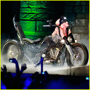 Lady Gaga Kicks Off North American Tour in Vancouver!