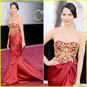 Olivia Munn - Oscars 2013 Red Carpet