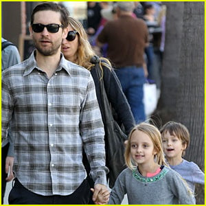 Tobey Maguire: Sunday Brunch with the Family!