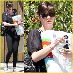 Anne Hathaway: Supplies Stock-Up in L.A.!