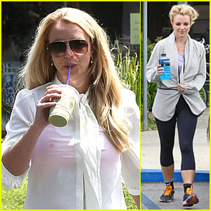 Britney Spears: Pink Bra at Coffee Bean!