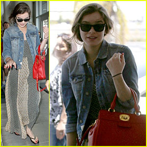 Hailee Steinfeld: Dallas Bound with Taylor Swift!