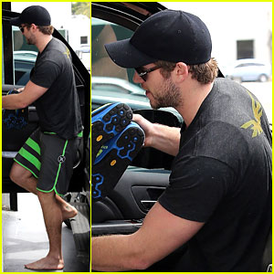 Liam Hemsworth: Barefoot at Gym After 'Aurora Rising' Casting!