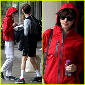Anne Hathaway & Adam Shulman: Rainy Friday in New York!