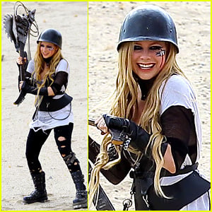 Avril Lavigne: Chainsaw Guitar for 'Rock N' Roll' Video Shoot!