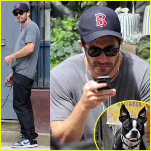 Jake Gyllenhaal Takes His Dog for a Walk in NYC