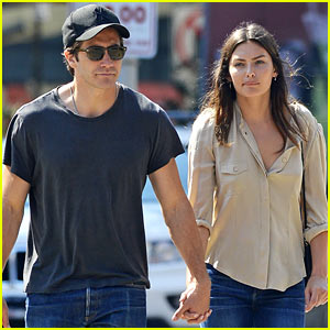 Jake Gyllenhaal & Alyssa Miller Hold Hands in Tribeca