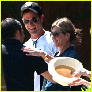 Jennifer Aniston & Justin Theroux Receive Warm Welcome in Mexico!