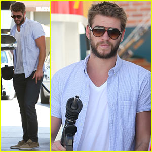 Liam Hemsworth Fills Up His Hybrid in L.A.!