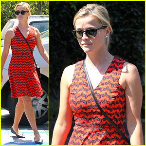 Reese Witherspoon: Business Meeting at Le Pain Quotidien