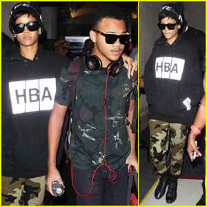 Rihanna: LAX Arrivial with the Family!