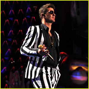 Robin Thicke: VMAs Performance of 'Give It 2 U' with 2 Chainz & Kendrick Lamar!