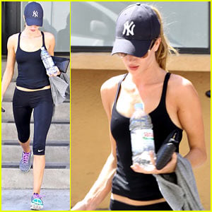 Rosie Huntington-Whiteley Flashes Toned Torso at the Gym!