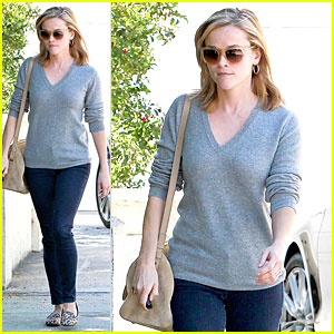 Reese Witherspoon: Fierce Leopard Print Visiting Friend!