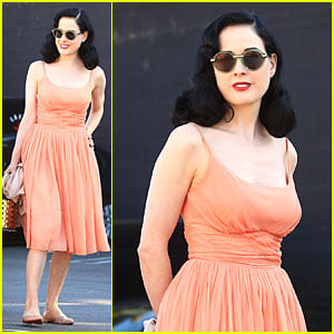 Dita Von Teese: Skinny Jeans are Physically & Emotionally Uncomfortable!