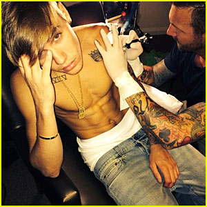 Justin Bieber: Shirtless Tattoo Session!