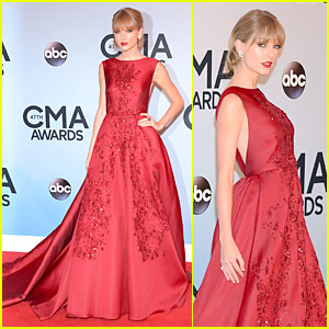 Taylor Swift - CMA Awards 2013 Red Carpet
