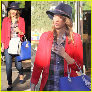 Jessica Alba: Red Hot Holiday Shopping Trip!