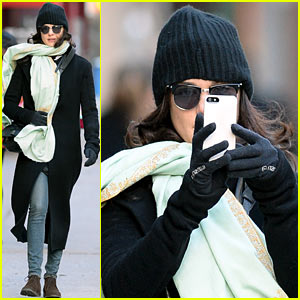 Rachel Weisz Snaps iPhone Pictures on Frigid NYC Morning!