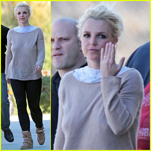 Britney Spears: Wedding Band at Jayden's Soccer Game?
