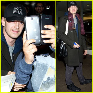Hayden Christensen Takes Selfies with Fans at LAX!