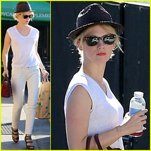 January Jones is a Vision in White for Mid-Week Shopping Trip!