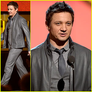 Jeremy Renner Presents at the Grammys 2014!