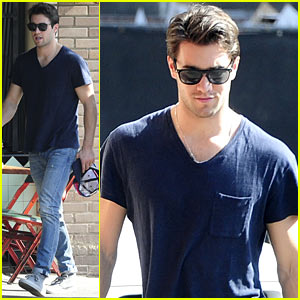 Josh Bowman Hangs with a Pal for Little Dom's Lunch!