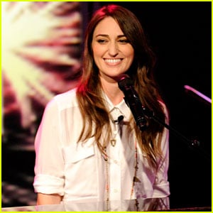 Sara Bareilles Sings Grammy Nominated 'Brave' on 'The View'!