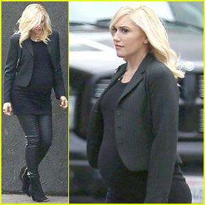 Pregnant Gwen Stefani: Super Bowl Party with the Family!